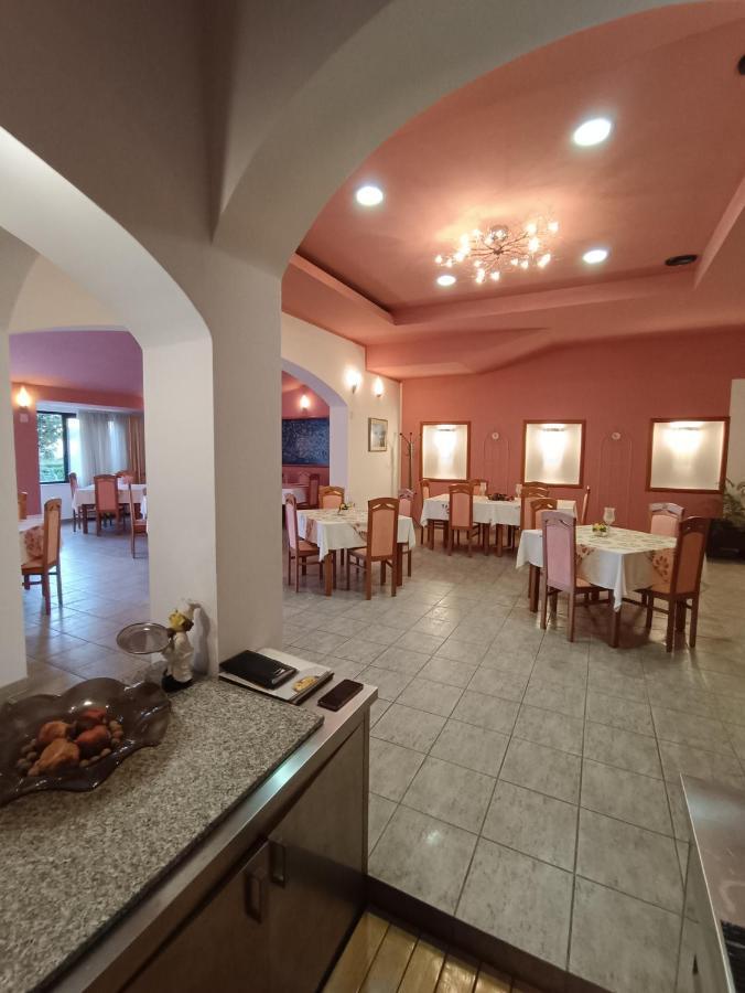 Hotel Holiday Buici  Екстериор снимка