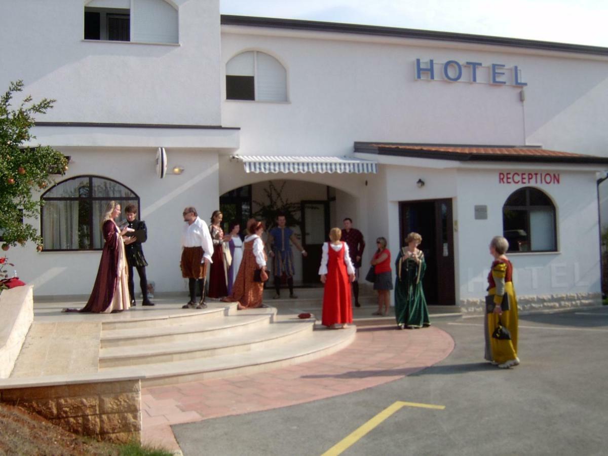 Hotel Holiday Buici  Екстериор снимка
