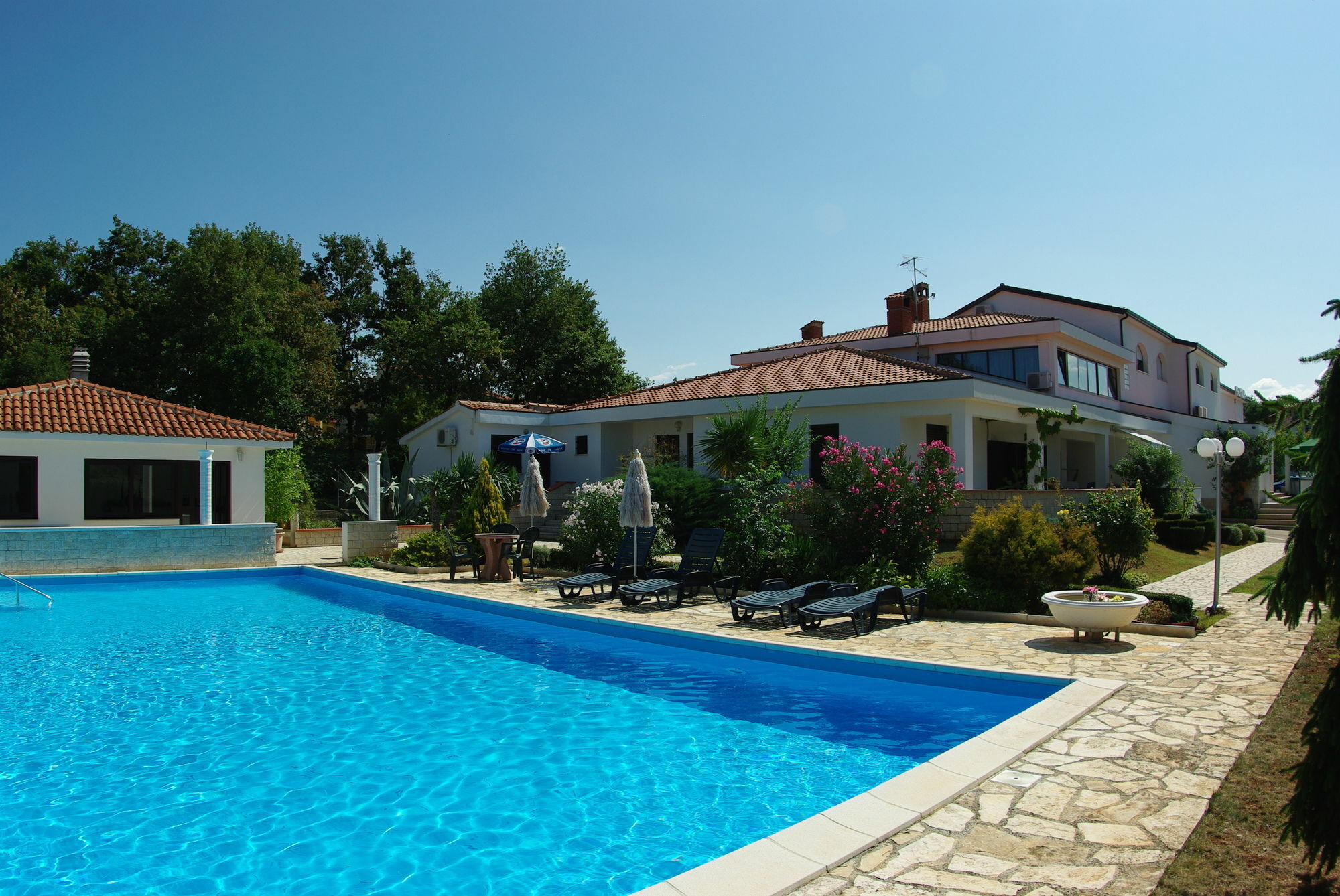 Hotel Holiday Buici  Екстериор снимка